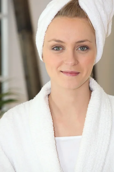 Frau trägt Handtuch auf dem Kopf — Stockfoto