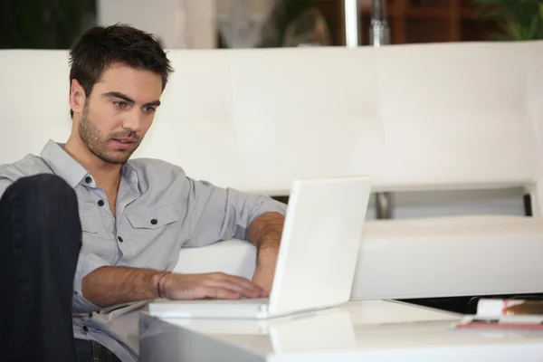 Hombre revisando sus correos electrónicos —  Fotos de Stock