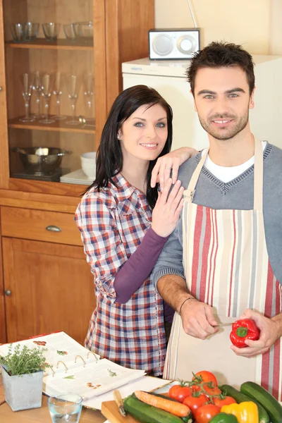 Улыбающиеся мужчина и женщина стоят на кухне — стоковое фото