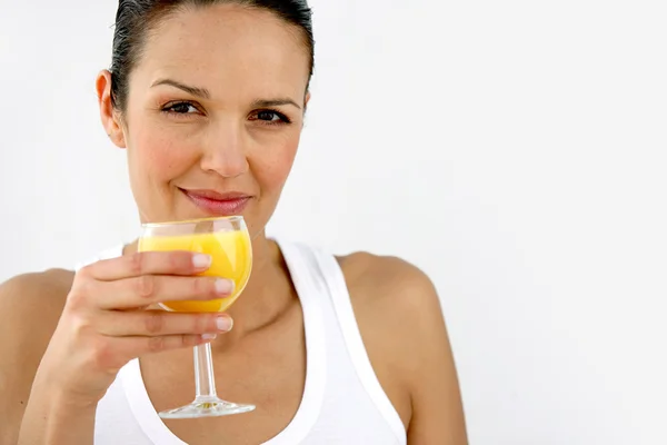 Жінка має освіжаючу склянку апельсинового соку — стокове фото