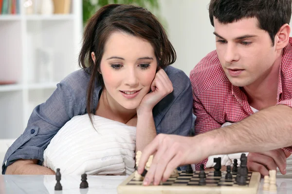 Casal jogando xadrez — Fotografia de Stock