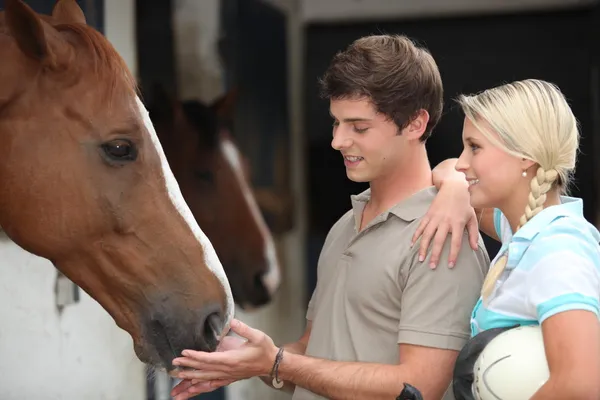 Twee tieners stond door paard stabiel — Stockfoto