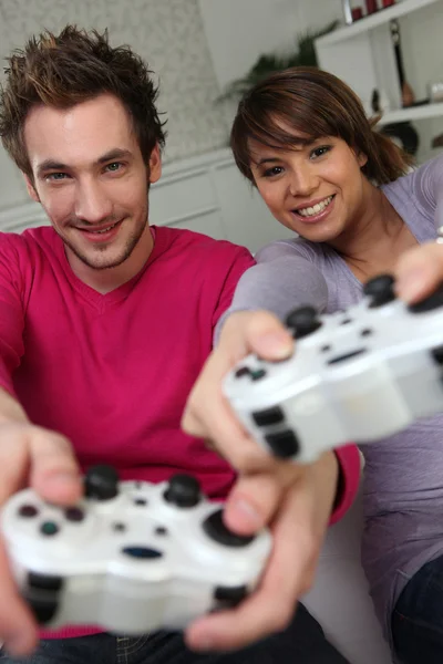 Couple jouant une console de jeux — Photo