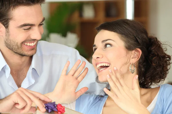 Surprising his girlfriend with gift — Stock Photo, Image