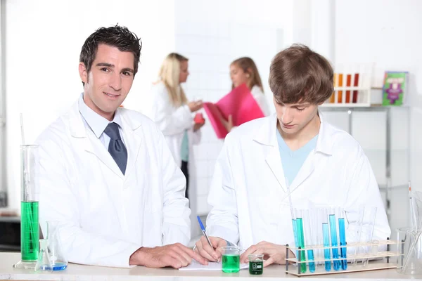 Químicos masculinos en laboratorio —  Fotos de Stock