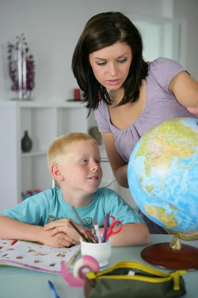 Mulher dando a seu filho uma lição de geografia — Fotografia de Stock
