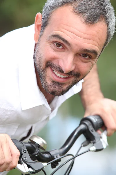 Primer plano de un hombre en una bicicleta — Foto de Stock