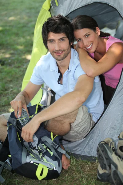 Casal sentado por tenda — Fotografia de Stock