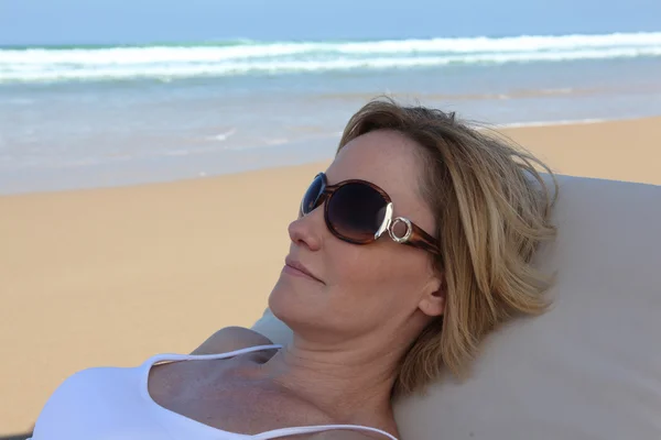 Portrait of a woman resting on the beach — Stock Photo, Image