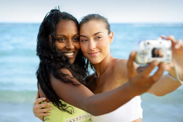 Meninas tirando uma foto durante as férias — Fotografia de Stock