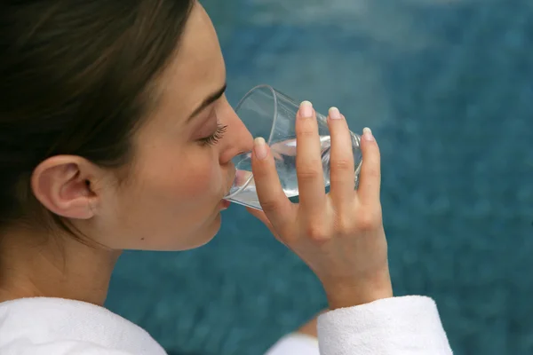 Woman drinking a glass of water — Stock Photo, Image