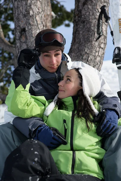 Teenage par på en skidsemester — Stockfoto