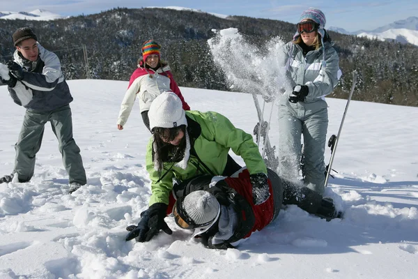 Freunde haben Spaß im Schnee — Stockfoto