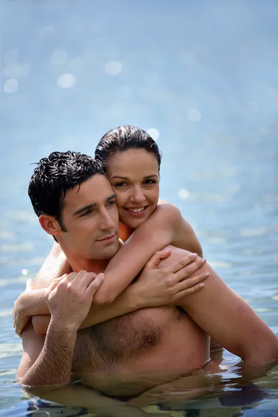 Pareja bañándose en el mar — Foto de Stock