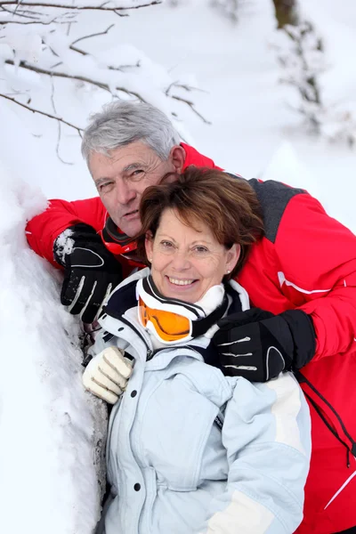 Couple d'âge mûr dans la neige — Photo