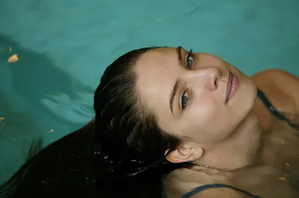 Yüzme havuzunda bir kadın — Stok fotoğraf