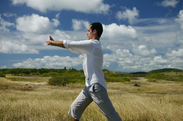 Человек медитирует в сельской местности — стоковое фото