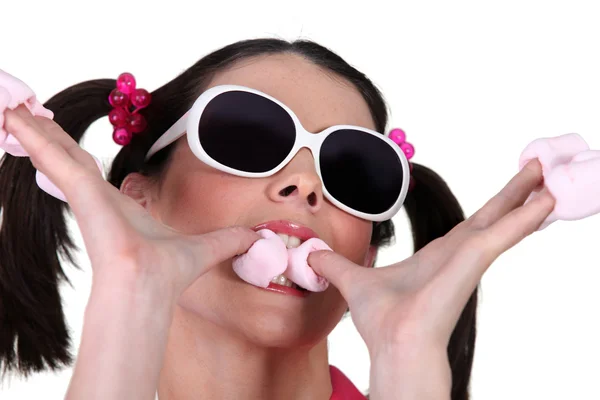 Frau isst Marshmallows — Stockfoto