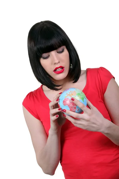Donna con un piccolo globo — Foto Stock