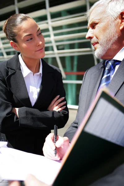 Senior businessman signing documents — Stock Photo, Image