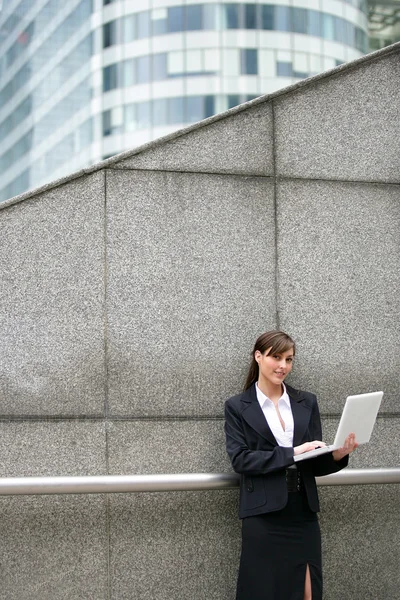 Деловая женщина на открытом воздухе с ноутбуком — стоковое фото