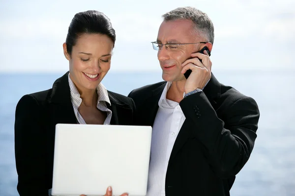 Hommes d'affaires à l'extérieur avec ordinateur portable — Photo