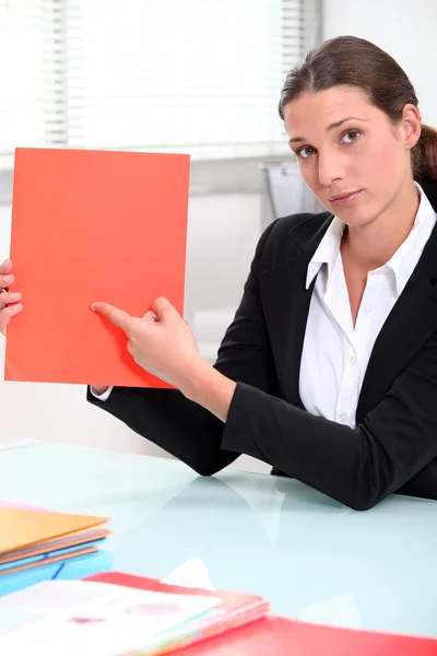 Brunett affärskvinna pekar på en fil tomt för din bild — Stockfoto