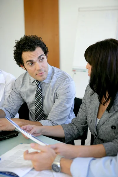 Worker explaining document to colleague — Stock Photo, Image