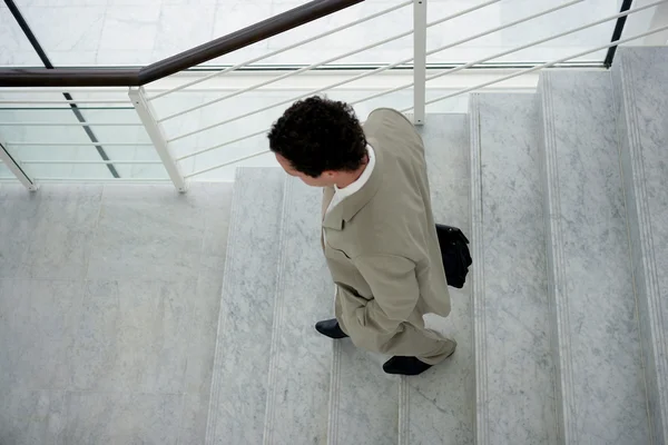 Empresario bajando unas escaleras —  Fotos de Stock