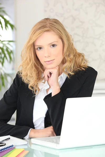 Jonge vrouw die werkt op haar laptop — Stockfoto