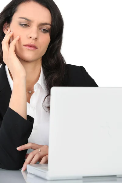 Злая деловая женщина смотрит на свой ноутбук — стоковое фото