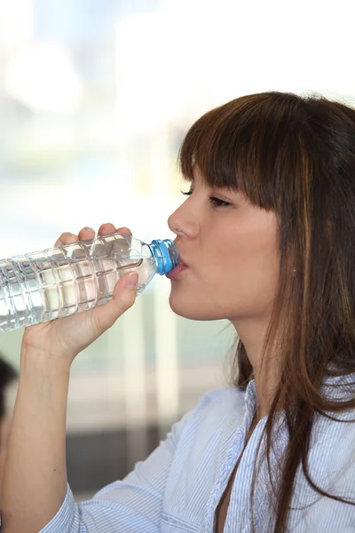 Mulher bebendo água de uma garrafa — Fotografia de Stock