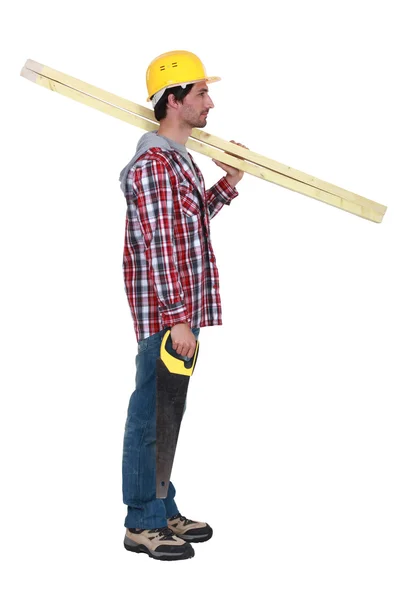 Carpintero con dos tablones de madera y una sierra manual — Foto de Stock