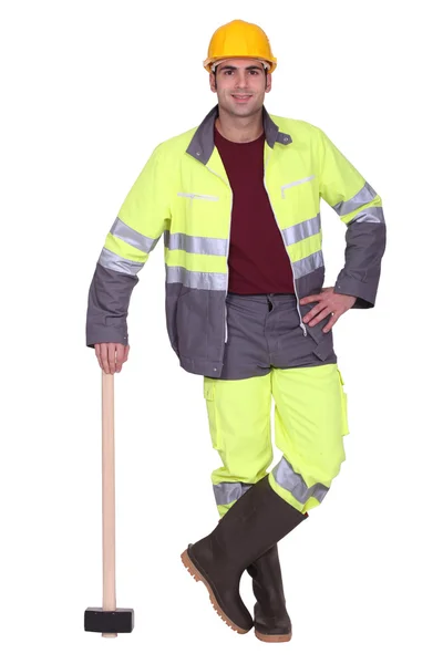 Constructeur posant avec un marteau-traîneau — Photo