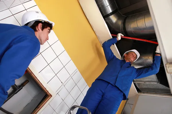 Workers working on air conditioning — Stock Photo, Image