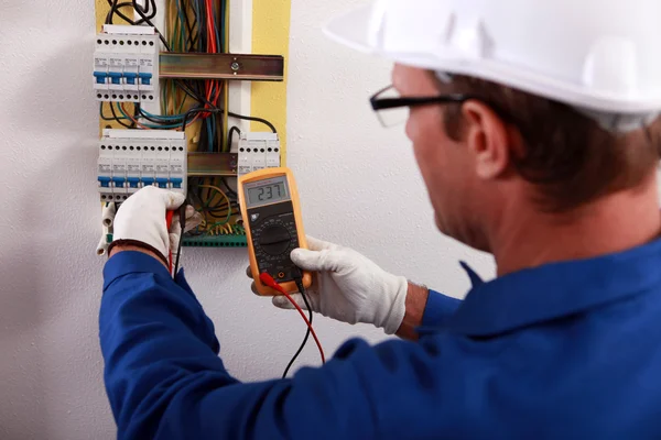 Um eletricista verificando o medidor de energia . — Fotografia de Stock