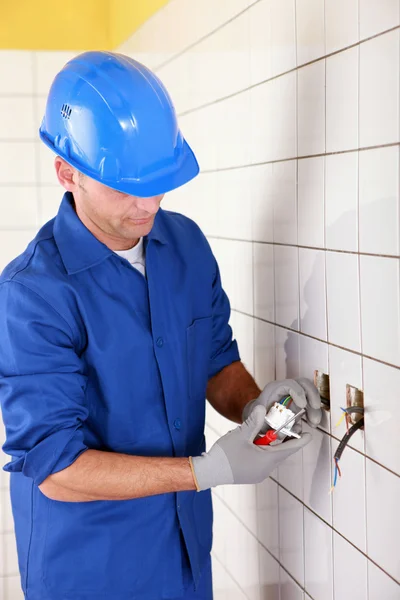 Electrician connecting an electrical outlet — Stock Photo, Image