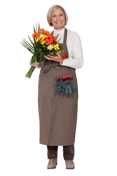 Uma florista com um buquê de flores — Fotografia de Stock