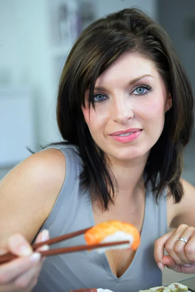 Frau isst Sushi — Stockfoto