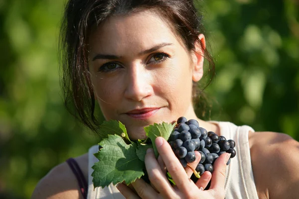 Mulher segurando um monte de uvas — Fotografia de Stock