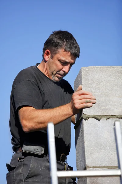 Trabalhador da construção civil construindo uma parede — Fotografia de Stock