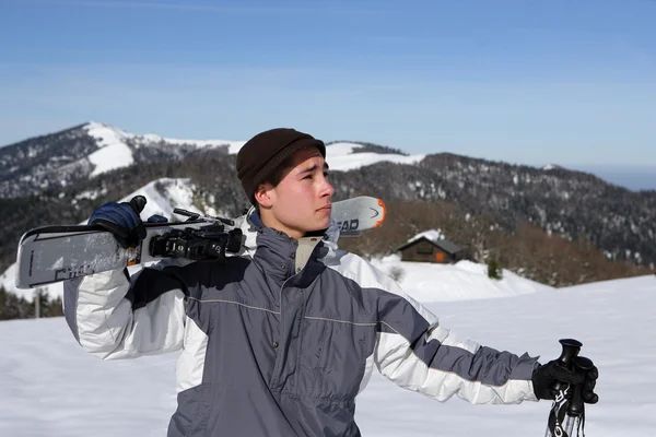 어깨에 스키와 소년 — 스톡 사진