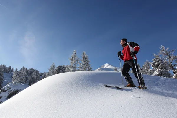 Homem olhando para a vista em uma pista de esqui — Fotografia de Stock