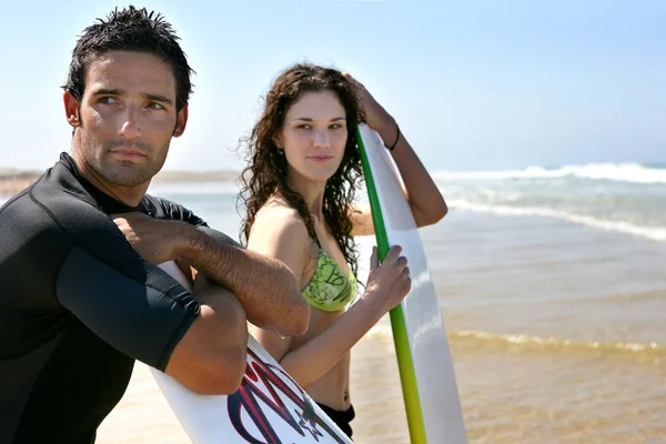 Paar stond op strand klaar om te surfen — Stockfoto
