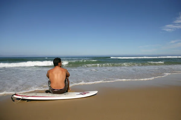 Man tar en paus från surfing — Stockfoto