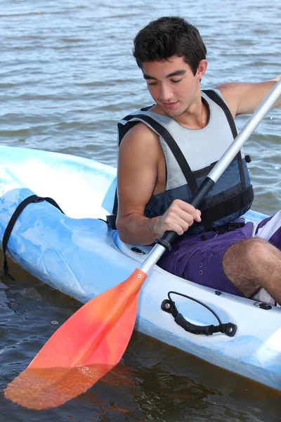 Ung pojke på båt paddling — Stock fotografie