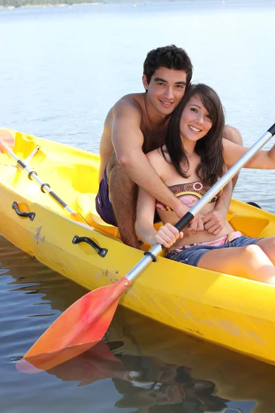 皮划艇的年轻夫妇 — 图库照片