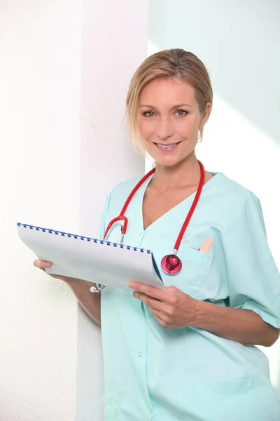 Kobieta lekarz posiadający wyniki pacjentów — Zdjęcie stockowe
