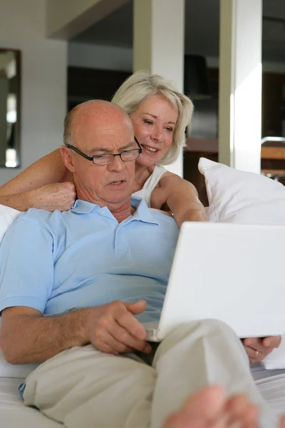 高级夫妇与一台笔记本电脑 — 图库照片