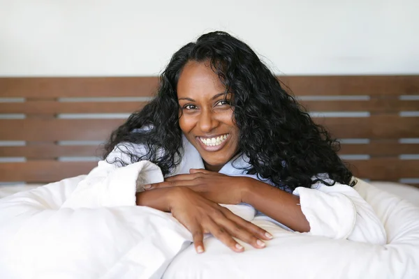 Μαύρη γυναίκα τοποθέτηση στο κρεβάτι της — Φωτογραφία Αρχείου